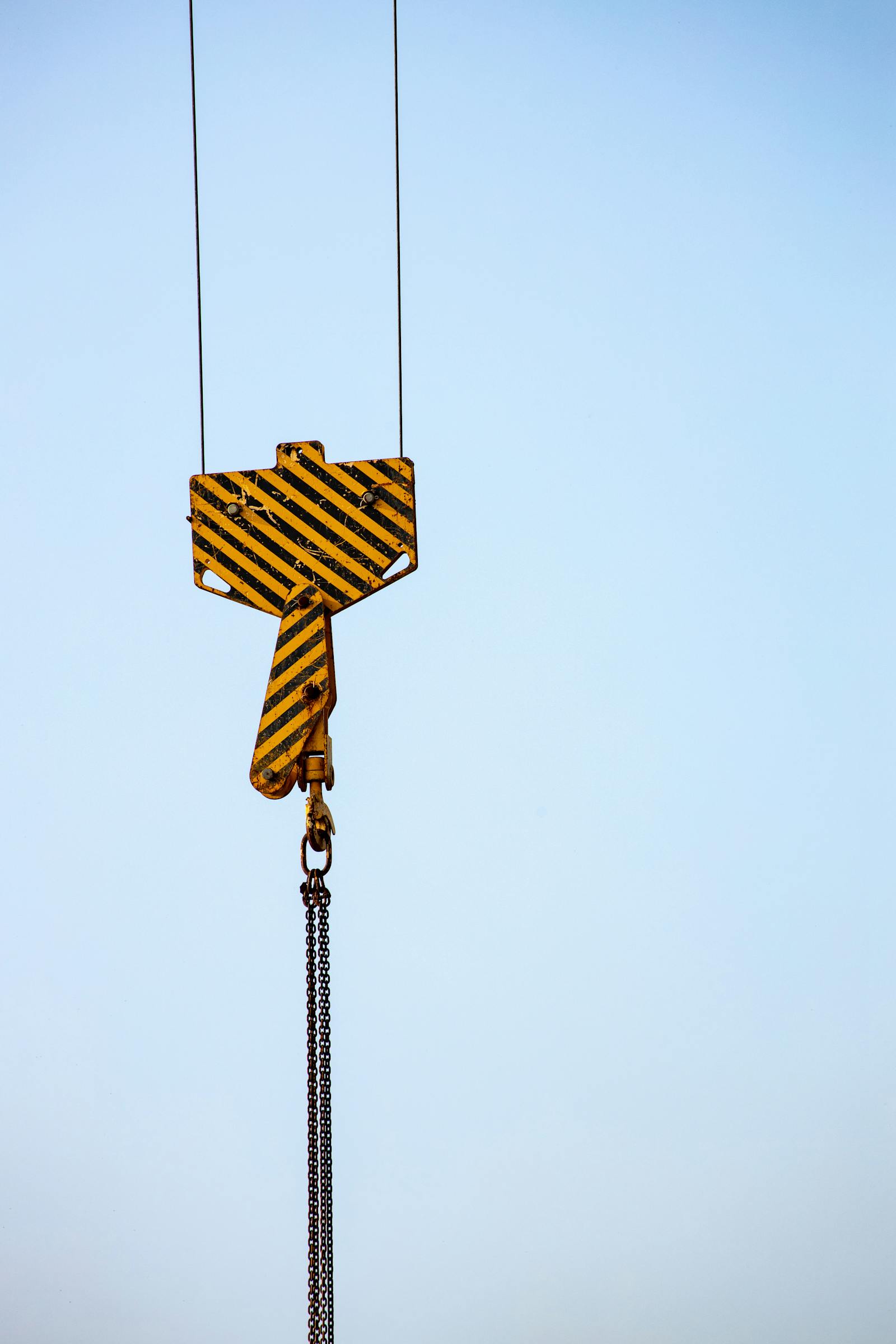 Rigging and signaling safety training for lifting operations.